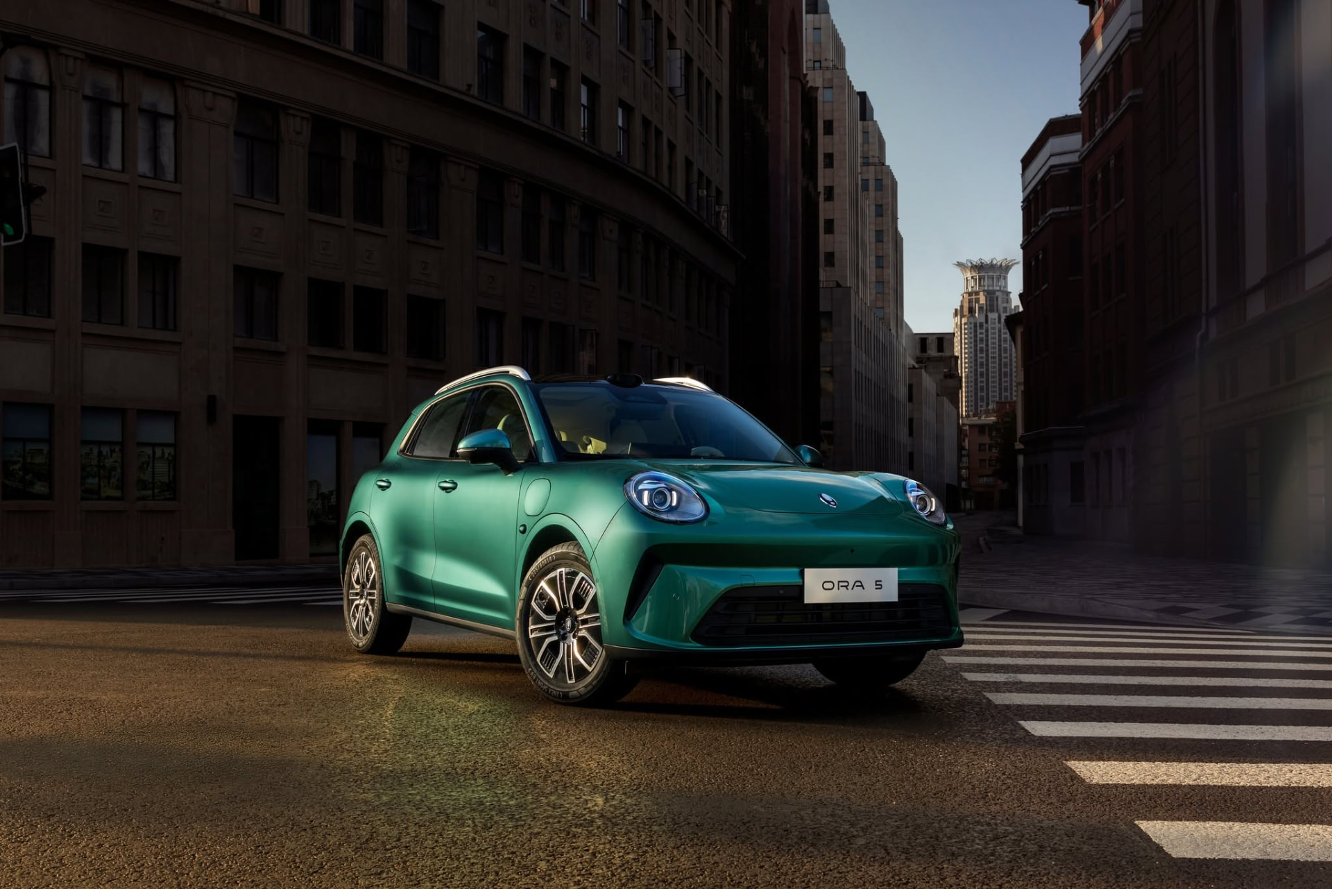 GWM ORA 5 verde en un entorno urbano